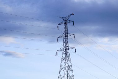 Gökyüzü arka plan üzerinde yüksek gerilim elektrik Kulesi