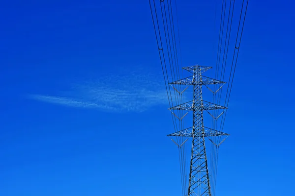 Torre eléctrica de alto voltaje sobre fondo de cielo — Foto de Stock