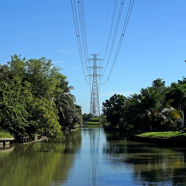 Gökyüzü arka plan üzerinde yüksek gerilim elektrik Kulesi