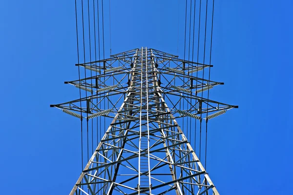 Tour électrique haute tension sur fond de ciel — Photo