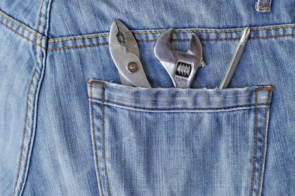 Plusieurs outils dans les jeans de poche des travailleurs — Photo