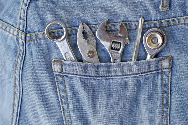 Várias ferramentas em trabalhadores bolso jeans — Fotografia de Stock