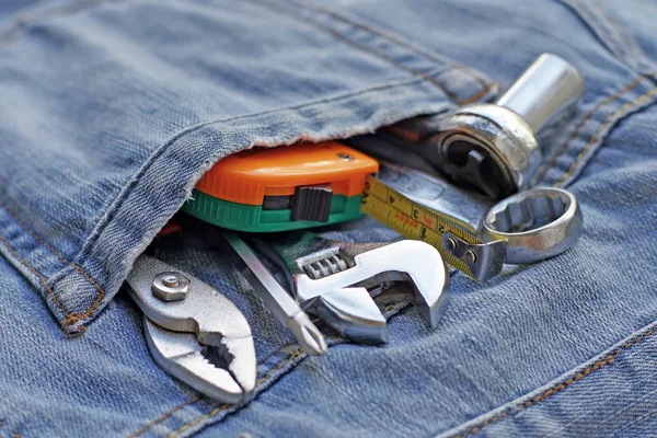 Plusieurs outils dans les jeans de poche des travailleurs — Photo