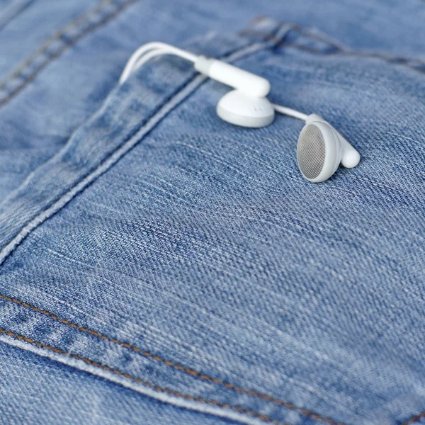 Άσπρα earbuds στην πίσω τσέπη τζιν — Φωτογραφία Αρχείου