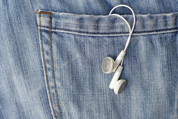 Άσπρα earbuds στην πίσω τσέπη τζιν — Φωτογραφία Αρχείου