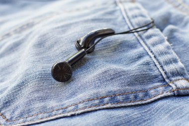 kot pantolon siyah kulaklıkları arka cep