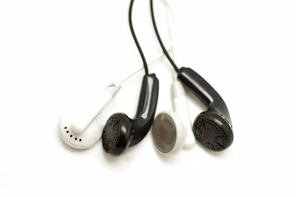 흑인과 백인 earbuds 흰색 절연 — 스톡 사진