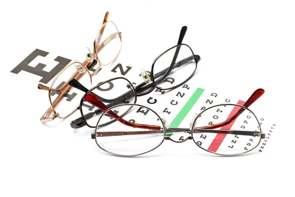Occhiali su snellen esame grafico vista occhio — Foto Stock