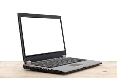 ahşap masa üzerinde beyaz izole boş ekran ile dizüstü bilgisayar