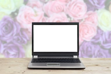 Tahta masada boş ekranlı dizüstü bilgisayar