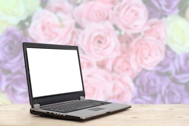 Tahta masada boş ekranlı dizüstü bilgisayar