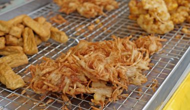 Taro ve kızarmış tofu