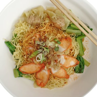 sıcak çorba içinde kırmızı domuz eti ile yumurta noodles