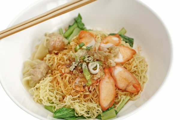 Fideos de huevo con cerdo rojo en sopa caliente —  Fotos de Stock