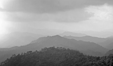 Sisli dağ tepeleri, sisli dağ katmanları.