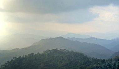 Sisli dağ tepeleri, sisli dağ katmanları.