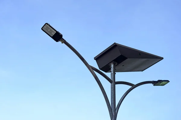 Poste de luz LED com painel de célula solar — Fotografia de Stock