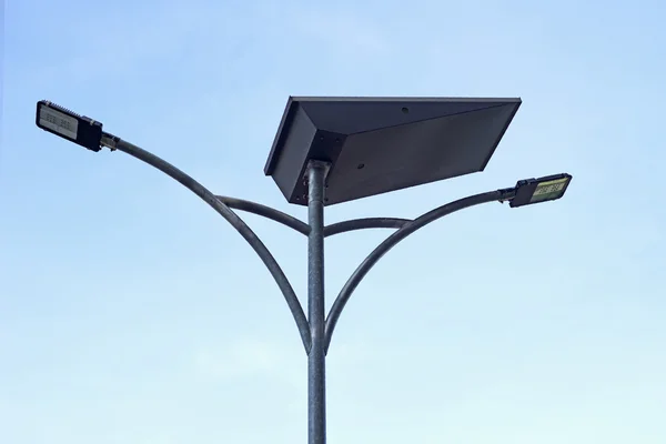 Poste de luz led con panel de células solares —  Fotos de Stock