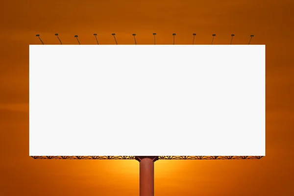 Порожній рекламний щит на фоні неба — стокове фото