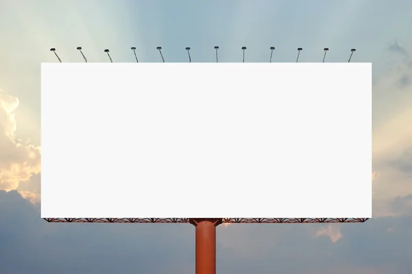 Prázdné billboard reklamy na pozadí oblohy — Stock fotografie