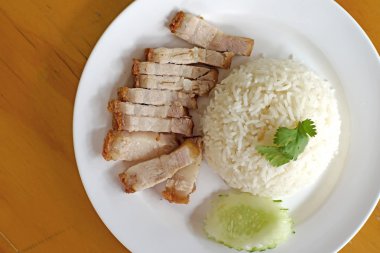 Pirinç gevrek domuz eti