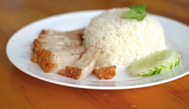 Pirinç gevrek domuz eti