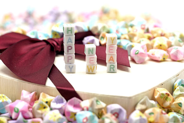 Счастливый Новый год на подарочной коробке со счастливыми звездами
