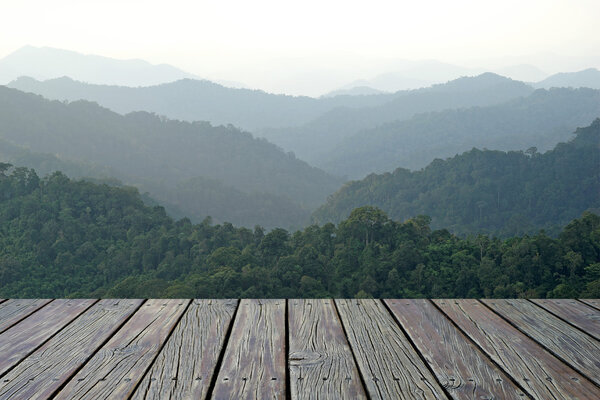 деревянный пол с туманными горными холмами
