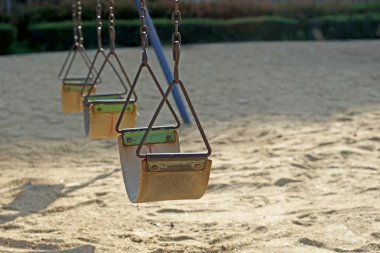 çocuklar oyun alanında eski zincir sallanır