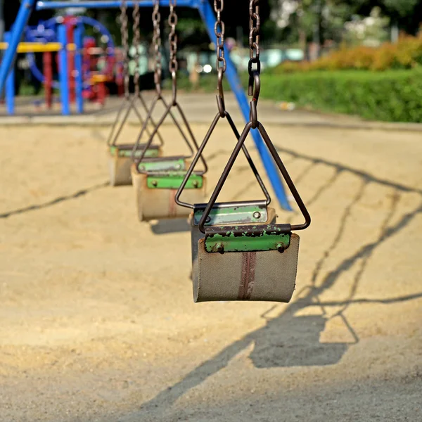 Oude keten schommels in kinderen speelplaats — Stockfoto