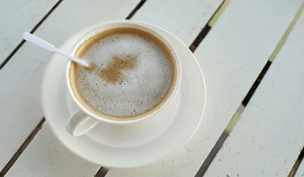 Café em copo branco em madeira — Fotografia de Stock