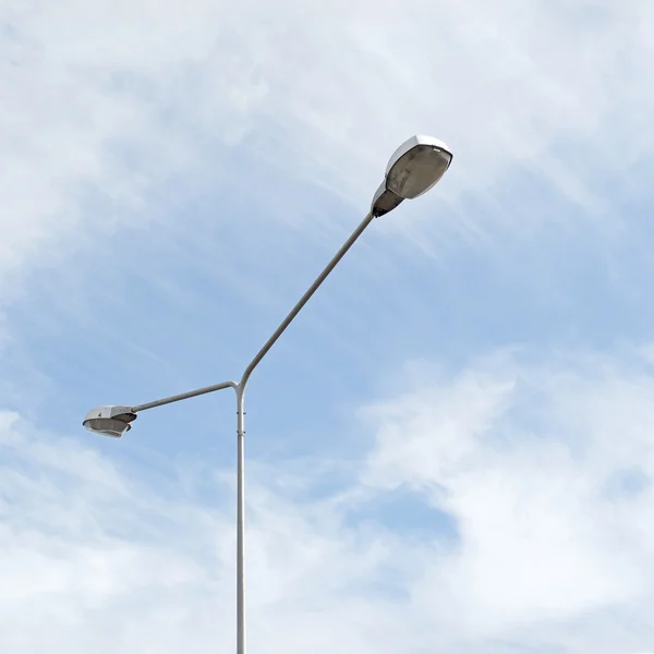 Luz de rua com fundo bonito céu — Fotografia de Stock