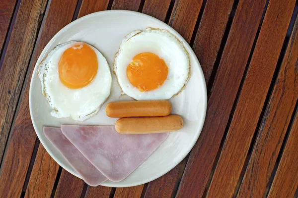 Frukost måltid med skinka korv och ägg — Stockfoto
