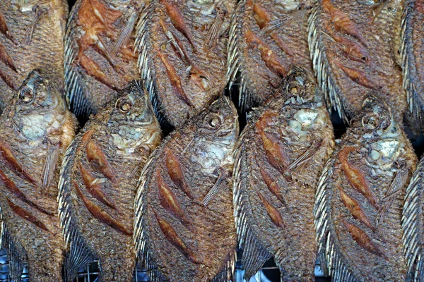 Жареная нильская тилапия или ореохромис нилотическая рыба — стоковое фото