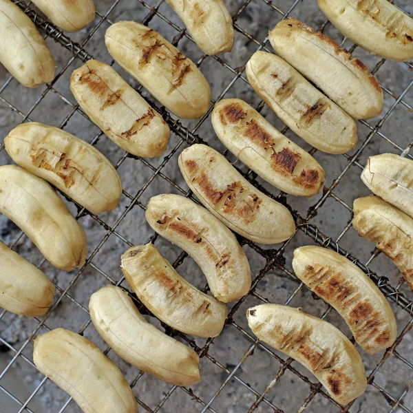 Banana assada grelhada com carvão quente — Fotografia de Stock