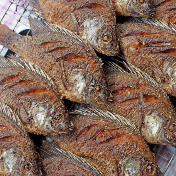 Smažené nile tilapia nebo oreochromis nilotica ryba — Stock fotografie