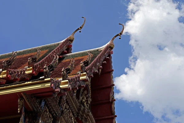 Ápice gable no telhado do templo — Fotografia de Stock