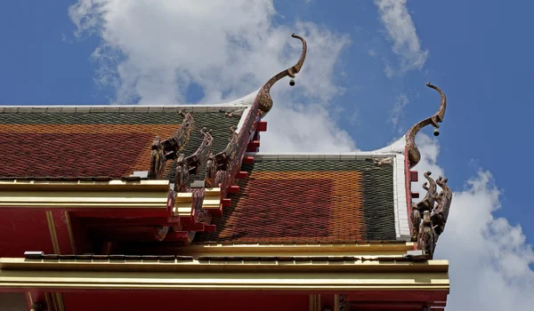 Ápice gable no telhado do templo — Fotografia de Stock