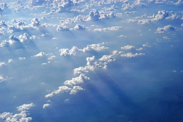 Nubes vista desde la ventana de un avión — Foto de Stock