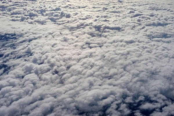 Wolken uitzicht uit het raam van een vliegtuig — Stockfoto