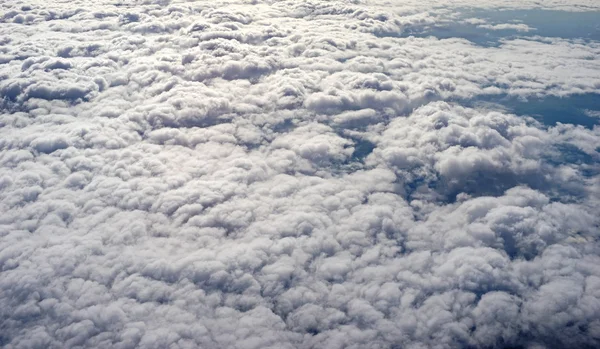 Wolken uitzicht uit het raam van een vliegtuig — Stockfoto