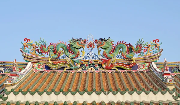 Chinesischer Drache auf schönem Himmel Hintergrund — Stockfoto