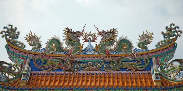 Chinesischer Drache auf schönem Himmel Hintergrund — Stockfoto