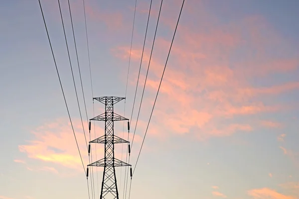 Silueta de torre eléctrica de alto voltaje —  Fotos de Stock