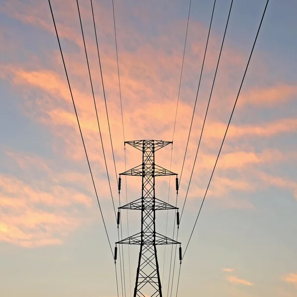 Silueta de torre eléctrica de alto voltaje —  Fotos de Stock