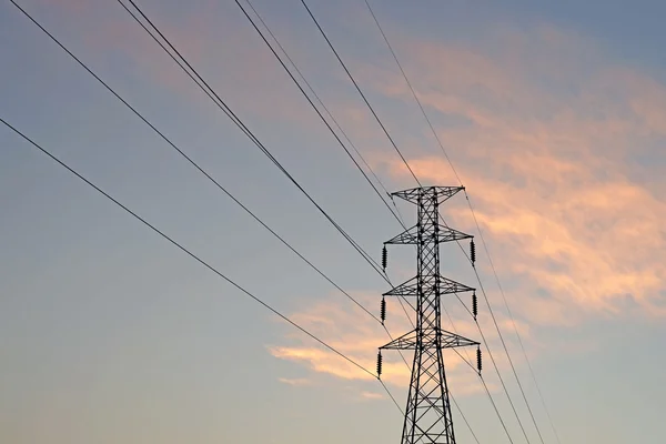 Silueta vysoké napětí elektrické věže — Stock fotografie