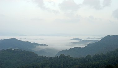 Sisli dağ tepeleri, sisli dağ katmanları.