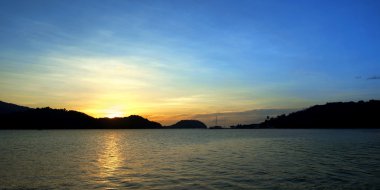 deniz plaj adanın üzerinde güzel gündoğumu 