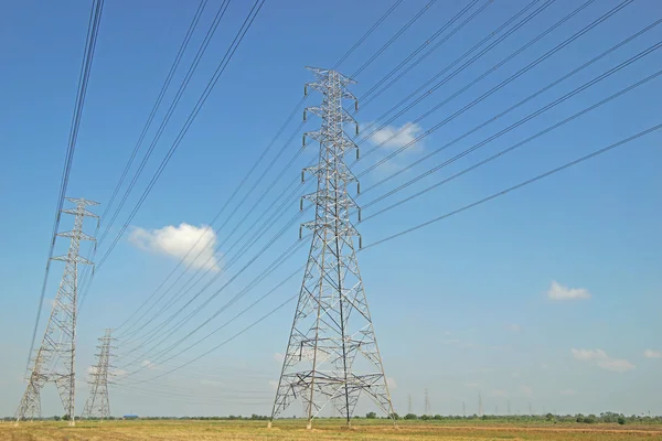 高電圧の電気タワー — ストック写真