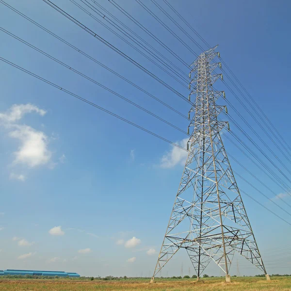 Vysoké napětí elektrické věž — Stock fotografie